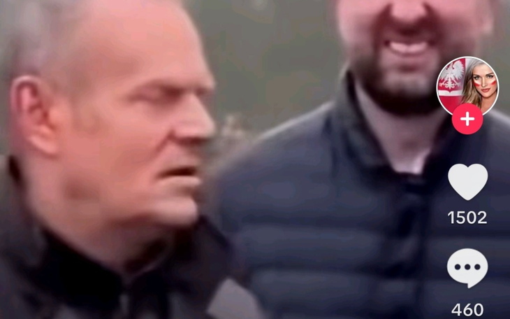 Mężczyzna z poważnym wyrazem twarzy, obok innej osoby.