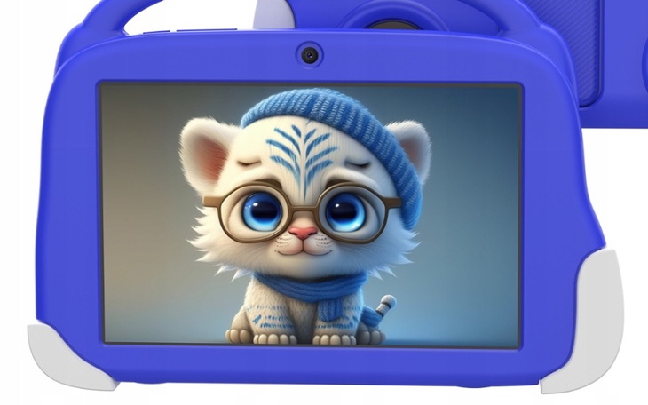 Kota w niebieskim sweterku z dużymi okularami.