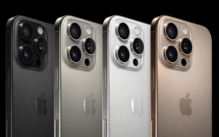 Cztery modele iPhone'a w różnych kolorach, ustawione obok siebie.