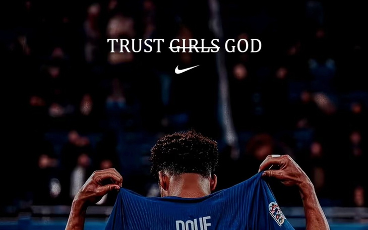 Sportowiec trzymający koszulkę z hasłem motywacyjnym.