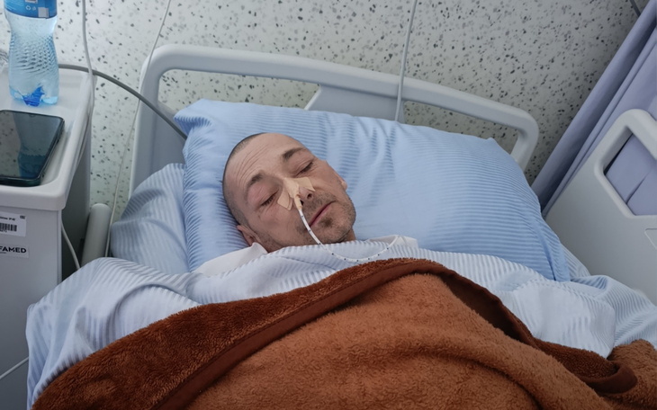 Zbliżenie na psa o brązowej sierści, stojącego na śniegu.