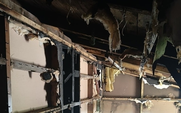 Zniszczona ściana w budynku, z widocznymi uszkodzeniami.