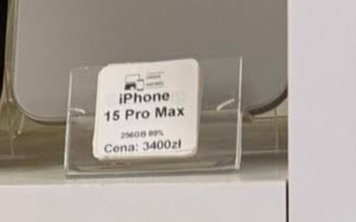 Cena iPhone'a 15 Pro Max w sklepie.