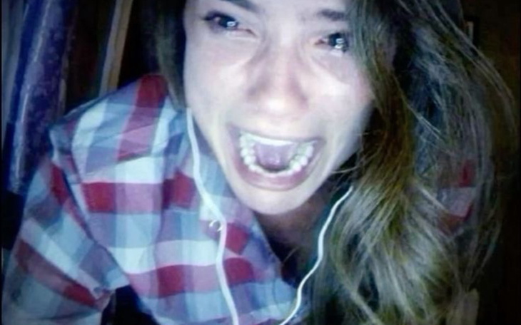 Kobieta krzycząca w emocjonalnej chwili.