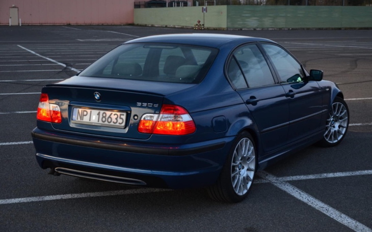 Samochód BMW zaparkowany na pustym parkingu.
