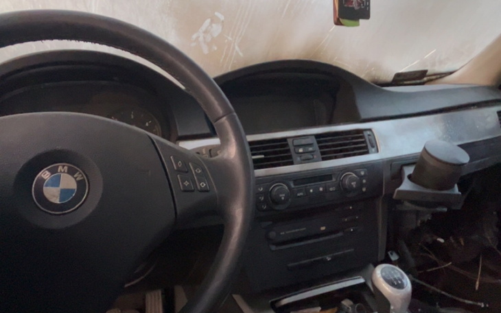 Wnętrze samochodu z widokiem na kierownicę i deski rozdzielczej.