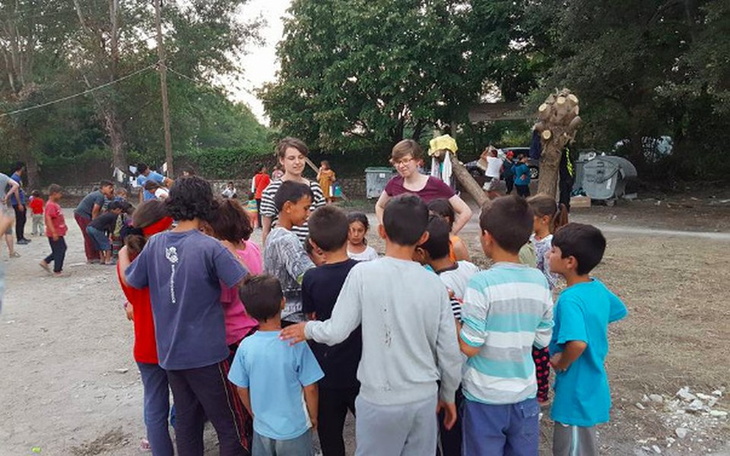 Grupa dzieci bawiących się na świeżym powietrzu.