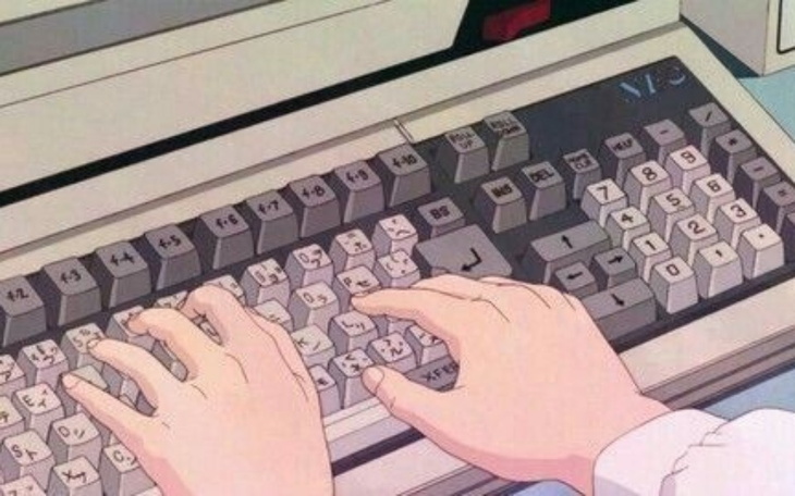 Ręce piszące na starym komputerze.