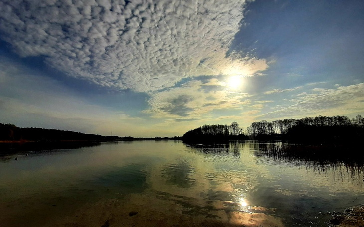 Malowniczy widok na jezioro w promieniach słońca.