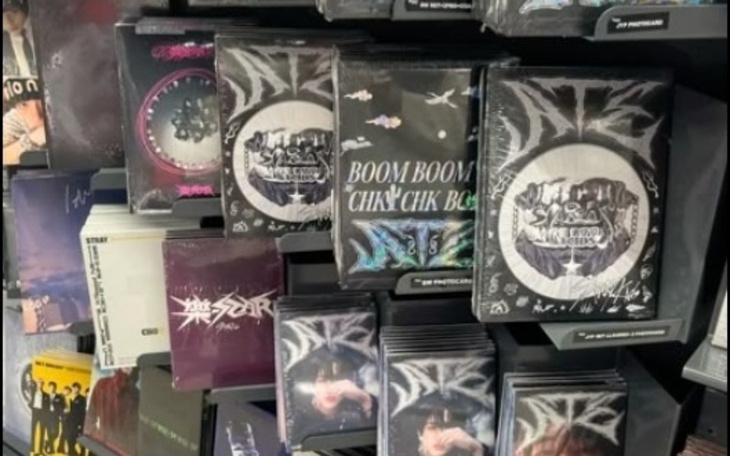 Płyty CD z muzyką, wyeksponowane w sklepie.