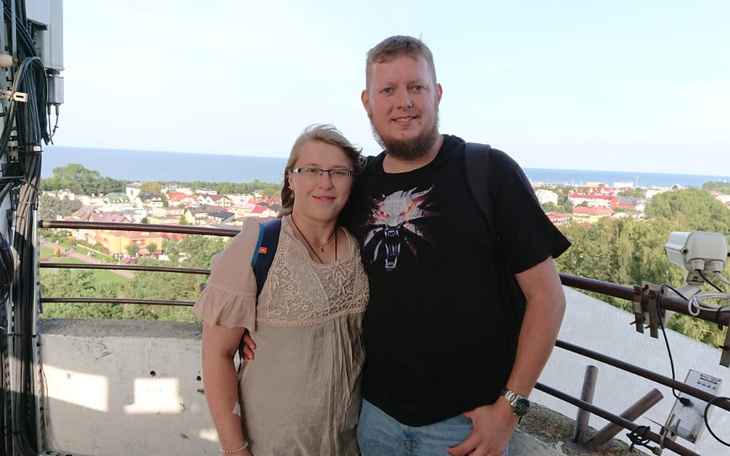 Para na tle morza, widok z góry, chwile szczęścia.