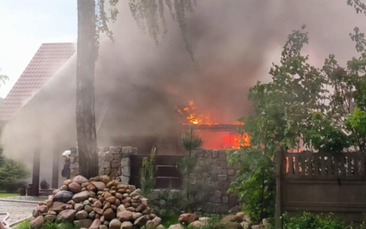 Czarny pies w schronisku, szukający miłości.