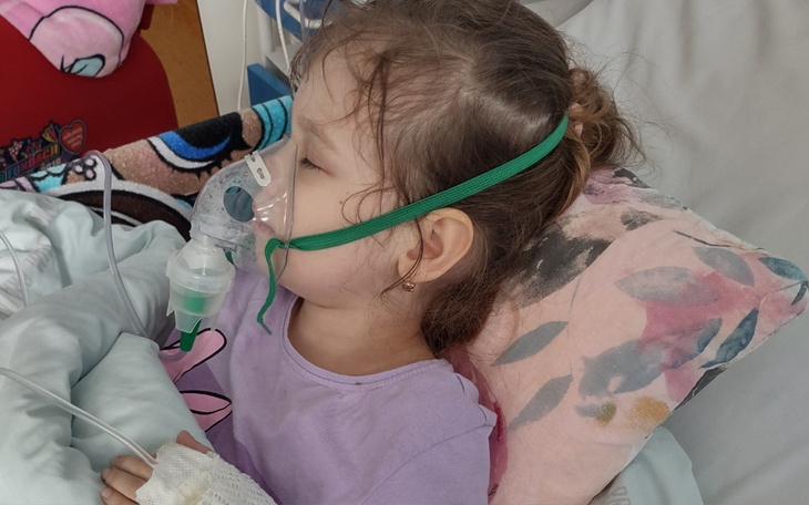 Mała dziewczynka w szpitalu, korzystająca z tlenoterapii.
