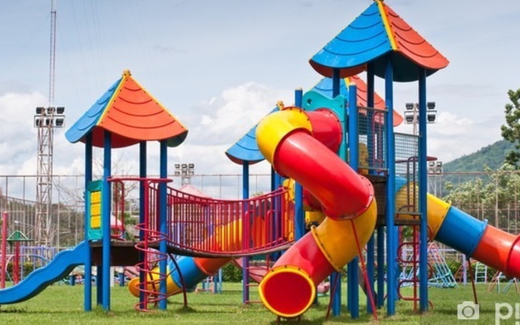 Kolorowy plac zabaw z zjeżdżalniami i wieżami.