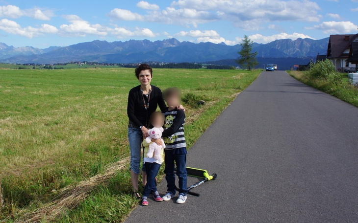 Widok na góry z zielonymi łąkami w pierwszym planie.