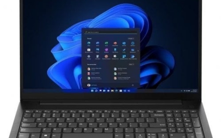 Laptop z systemem Windows 11 na ekranie.