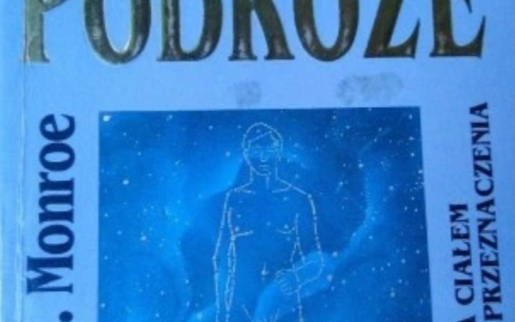 Książka o podróżach z niebieską okładką.