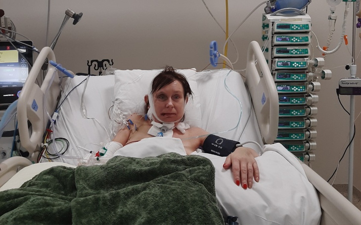 Kobieta leżąca w szpitalnym łóżku, z aparaturą medyczną.