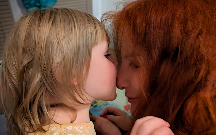 Matka i dziecko, bliskie ujęcie ich twarzy, dzielą się czułym momentem.