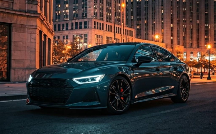 Nowoczesny samochód zaparkowany na ulicy w nocy.