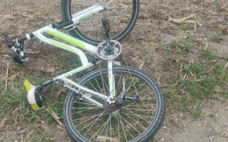 Złamany rower leżący na ziemi.