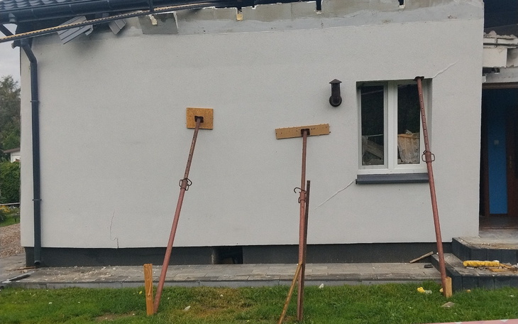Przy domu w trakcie prac budowlanych, rusztowania z desekami