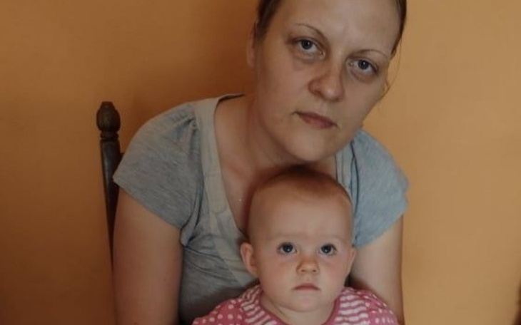 Matka z dzieckiem, oboje z poważnymi minami.