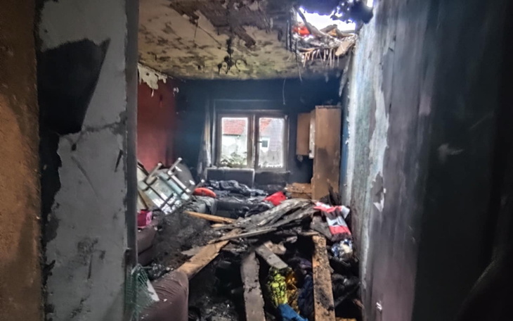 Zniszczone wnętrze mieszkania po pożarze.