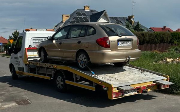Samochód na lawecie, czekający na pomoc drogową.