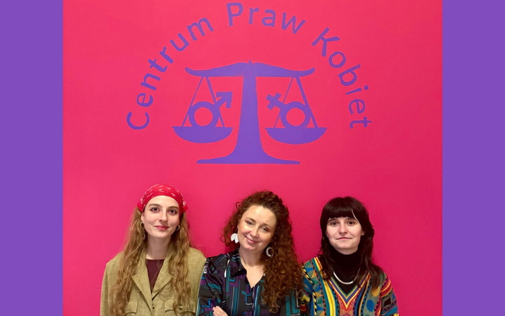 Trzy kobiety w Centrum Praw Kobiet, promujące równość płci.