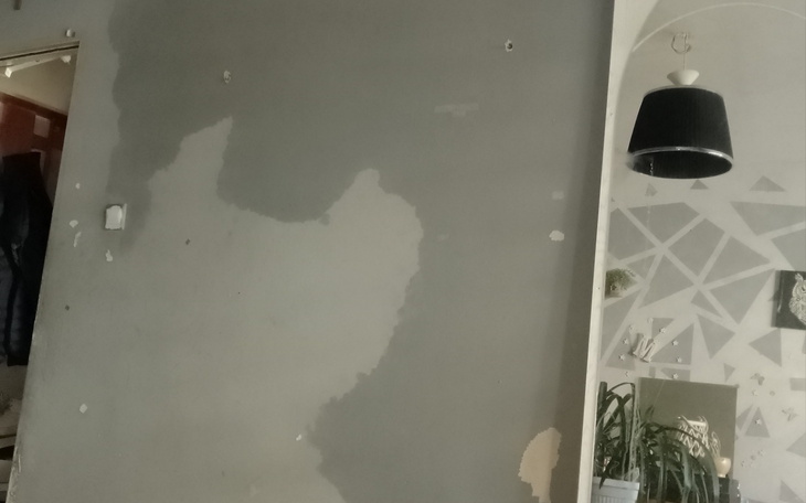 Ściana w trakcie remontu, z widocznymi plamami.