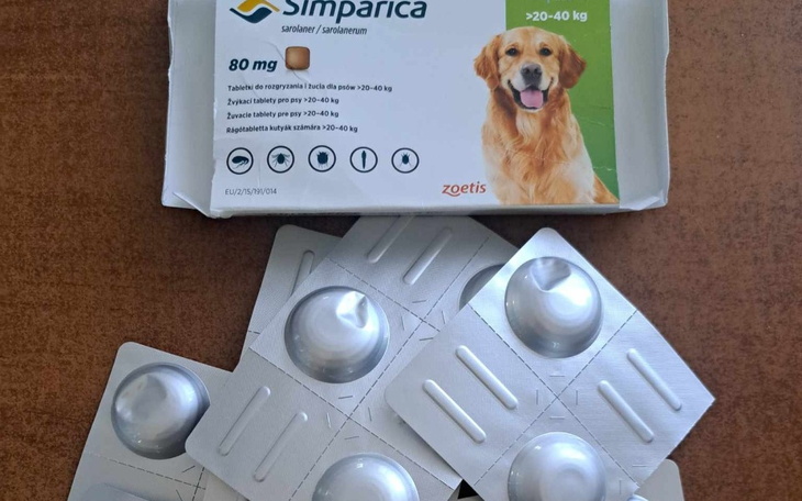 Opakowanie tabletek dla psa z instrukcją dawkowania.