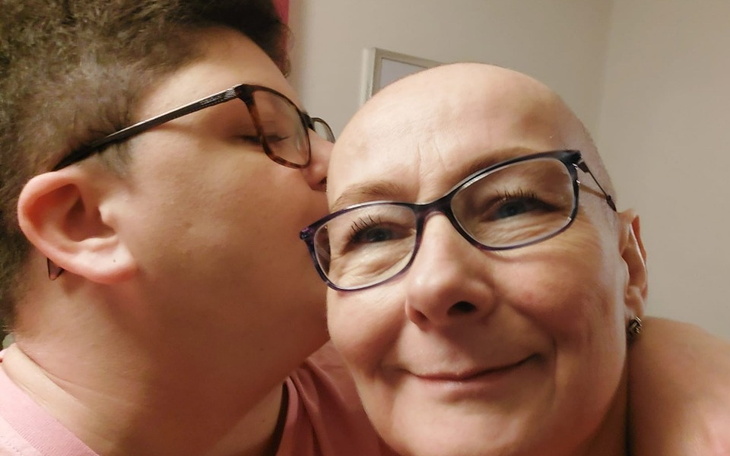 Czuły moment między matką a synem, wspierającym ją w trudnych chwilach.