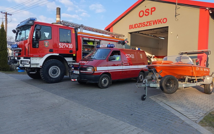 Pojazdy strażackie przed remizą OSP.