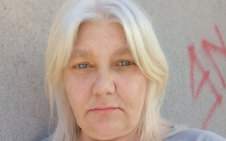 Portret kobiety z jasnymi włosami, patrzącej w obiektyw.