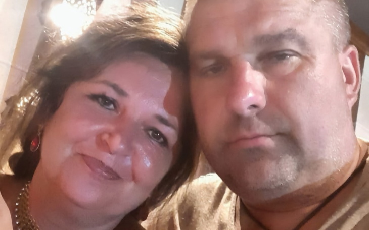 Para pozująca do zdjęcia, uśmiechająca się do kamery.