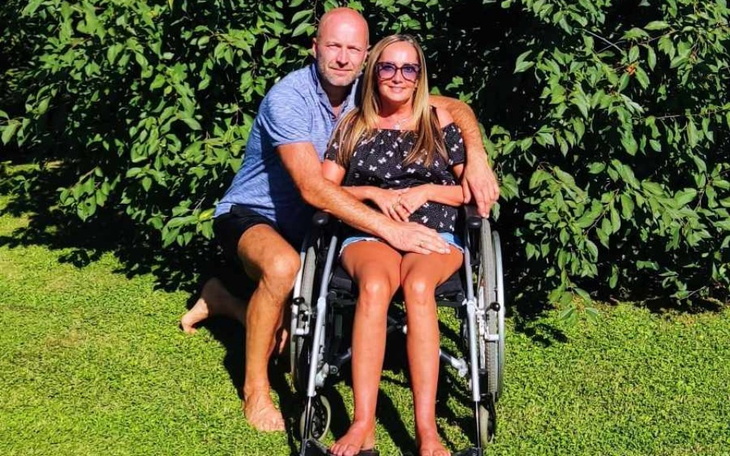 Para pozująca na zdjęciu, kobieta na wózku inwalidzkim.