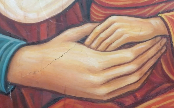 Skrzyżowane dłonie w artystycznym ujęciu.