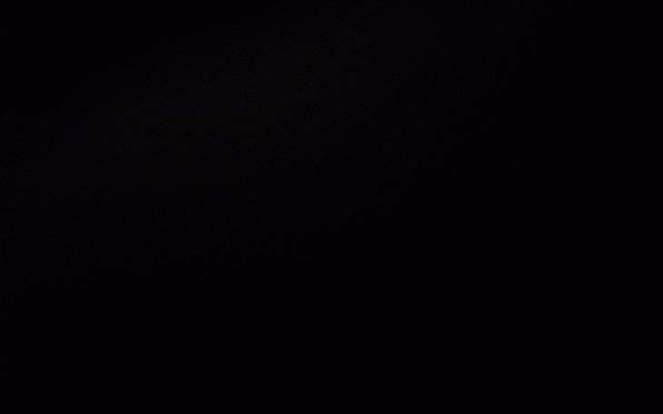 Ciemne tło, które może symbolizować tajemnicę lub niepewność.