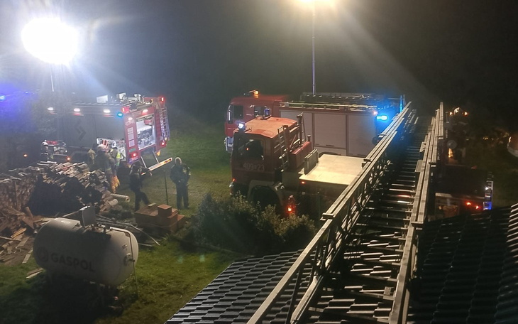 Akcja ratunkowa z wozem strażackim w nocy.