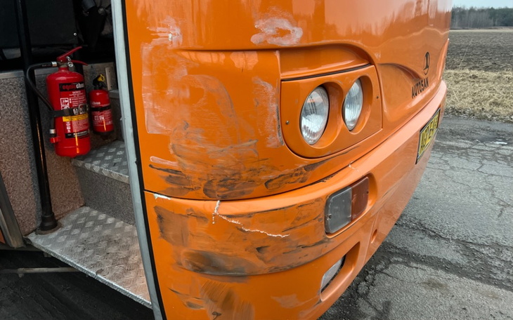 Uszkodzona tylna część autobusu z widocznymi zarysowaniami.