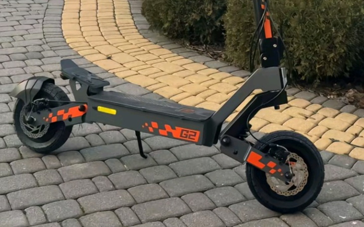 Nowoczesna hulajnoga elektryczna na chodniku.