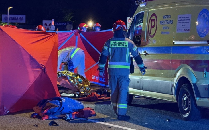 Akcja ratunkowa po wypadku, strażacy pracują przy uszkodzonym pojeździe.