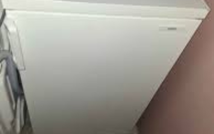 Biały zamrażarka w pomieszczeniu.