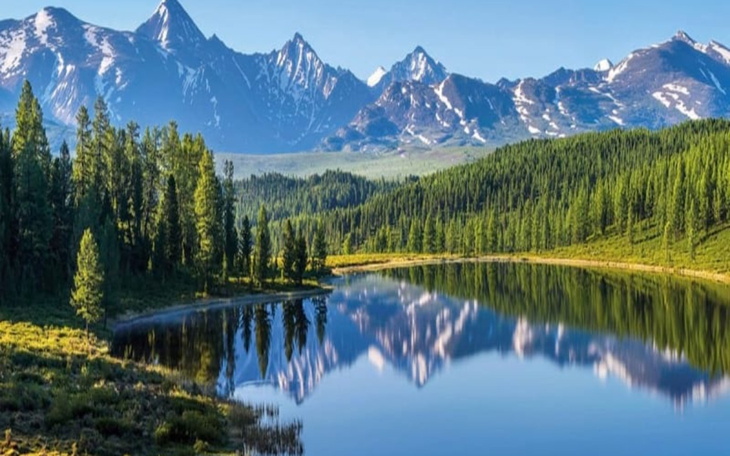 Malowniczy widok na góry i jezioro w otoczeniu lasu.