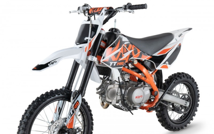 Motocykl terenowy, gotowy do jazdy po trudnym terenie.