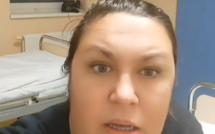 Kobieta w szpitalu, nagrywająca filmik z bliskim ujęciem.