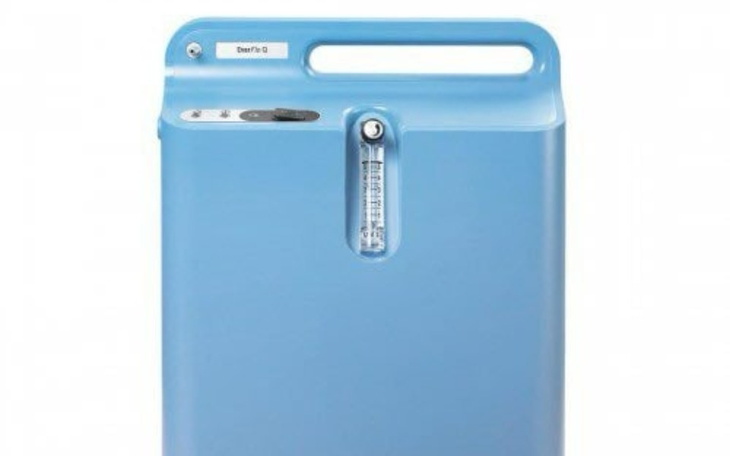 Niebieski koncentrator tlenu, nowoczesne urządzenie medyczne.