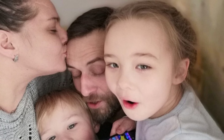 Rodzina w radosnym uścisku, dzieci i dorośli razem.