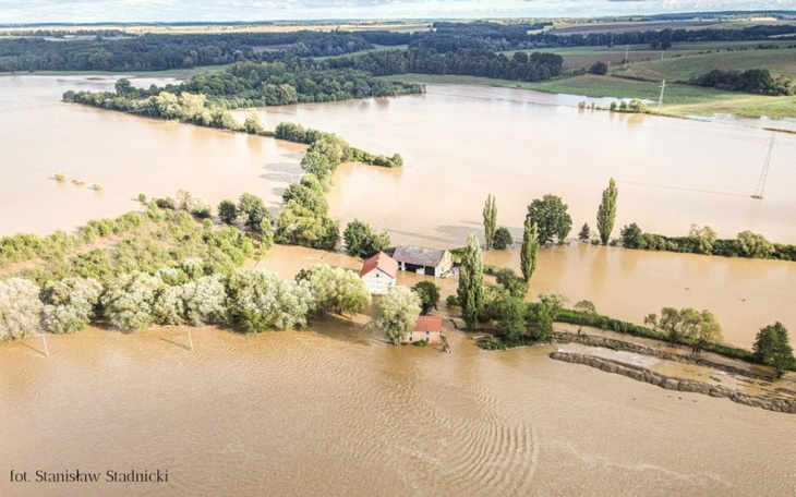 Widok na zalane tereny, zniszczenia po powodzi.